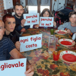 famiglia numerosa a tavola piatti