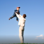 papà lancia bambino in aria