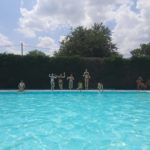 bambini su bordo piscina