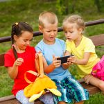 Tre bambini e smartphone Depositphotos_225477238_XL