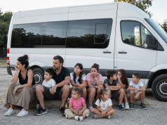 Famiglie numerose e minibus: quando crescere diventa un problema di mobilità